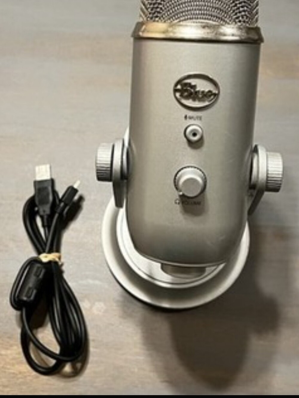 Blue Microphones Yeti USB Microphone - Silver Desktop Condenser